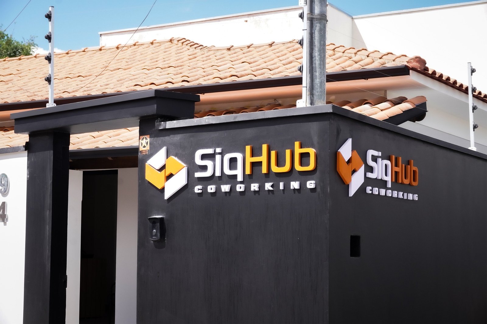 Fachada do SiqHub, no Centro de São Gonçalo do Sapucaí