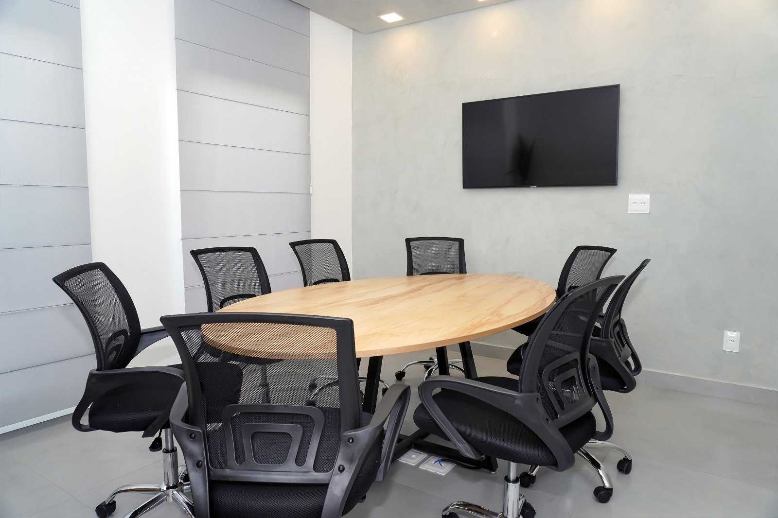 Sala de Reunião Principal, com TV, para até 8 pessoas