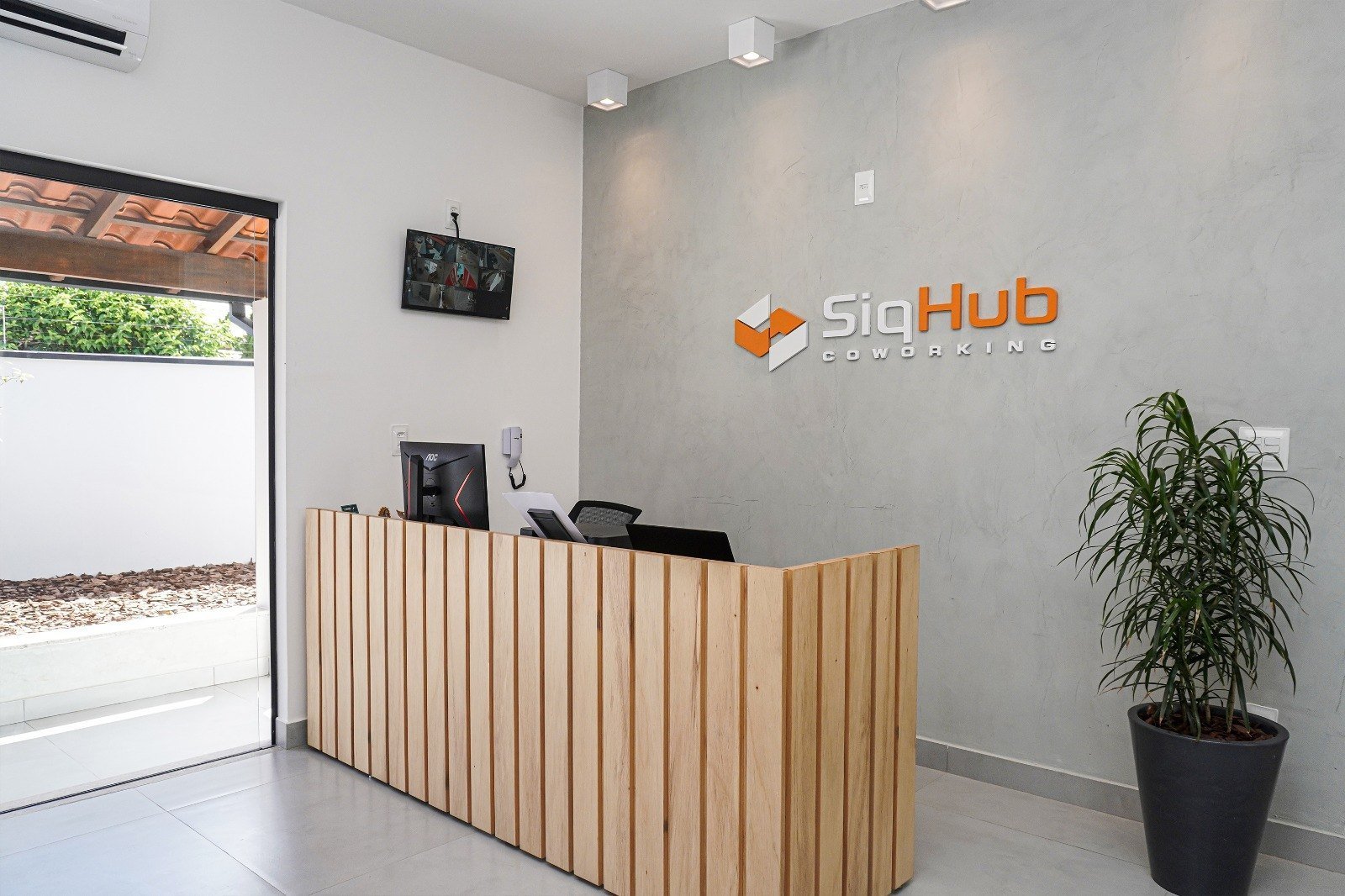 Recepção com recepcionista para receber você e seus clientes